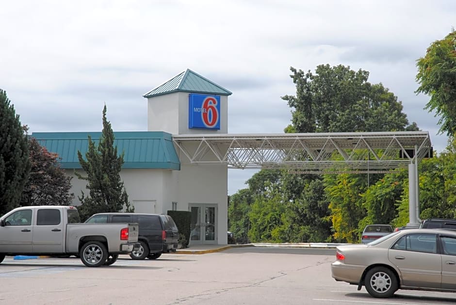 Motel 6-Warwick, RI - Providence Airport - I-95