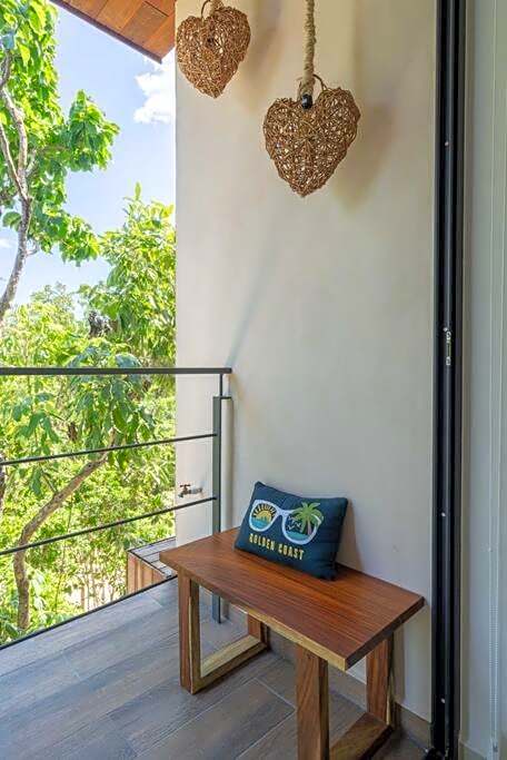 Frida's Artsy Condo with own mural, outdoor tub & rooftop pool