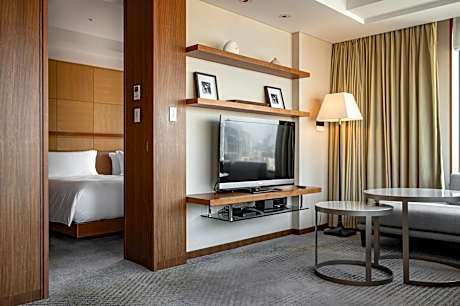 One-Bedroom Twin Suite with Lounge Access
