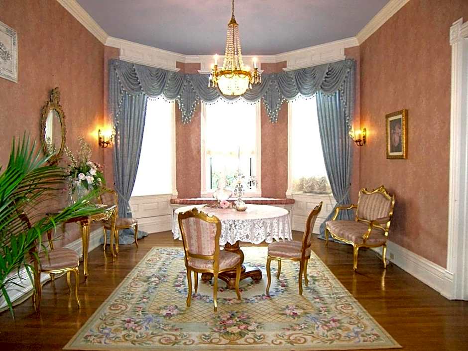 Alexander Mansion  Bed and Breakfast