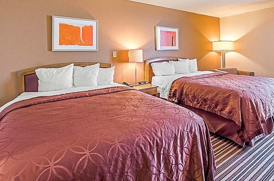 Econo Lodge Inn & Suites