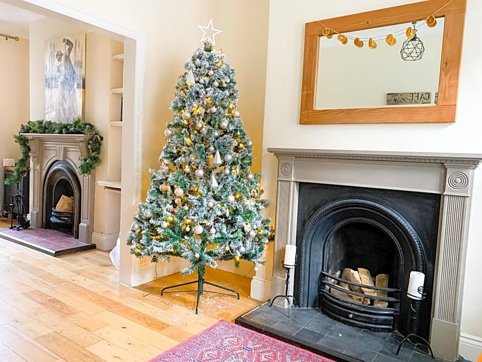 Riverside Lodge - Quaint Victorian Home By The River