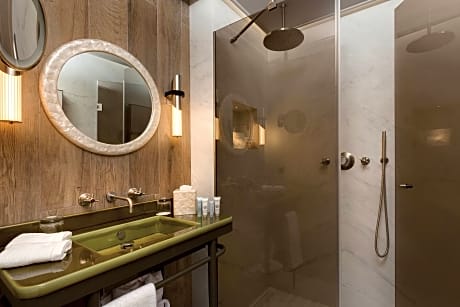 PRIVILEGE ROOM WITH COURTYARD VIEW