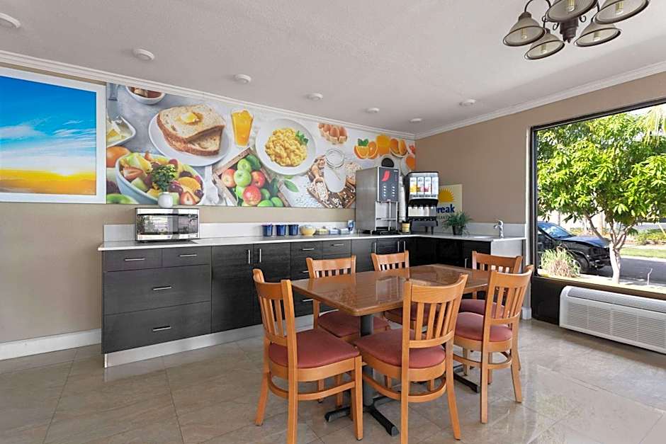 Days Inn by Wyndham St. Petersburg Central