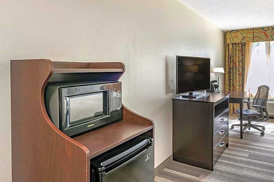 Holiday Inn Express Hotel & Suites Cincinnati-Blue Ash By IHG