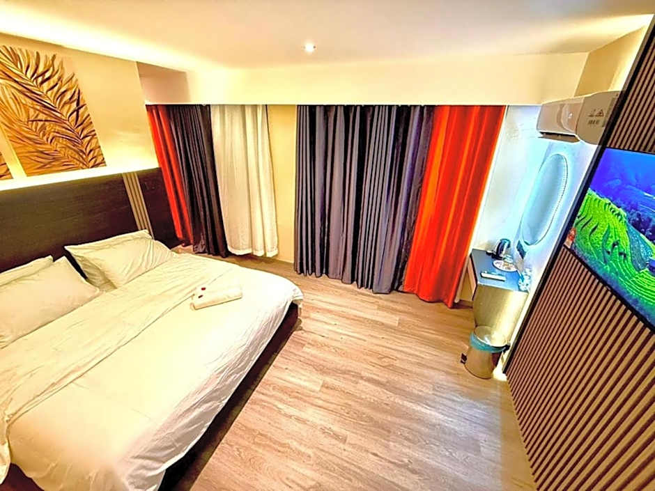 Photo 1 of 3 of Superior 1 King Bed