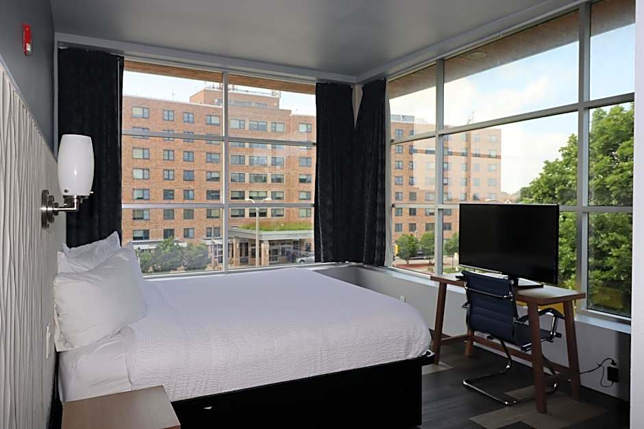 Days Inn & Suites by Wyndham Milwaukee