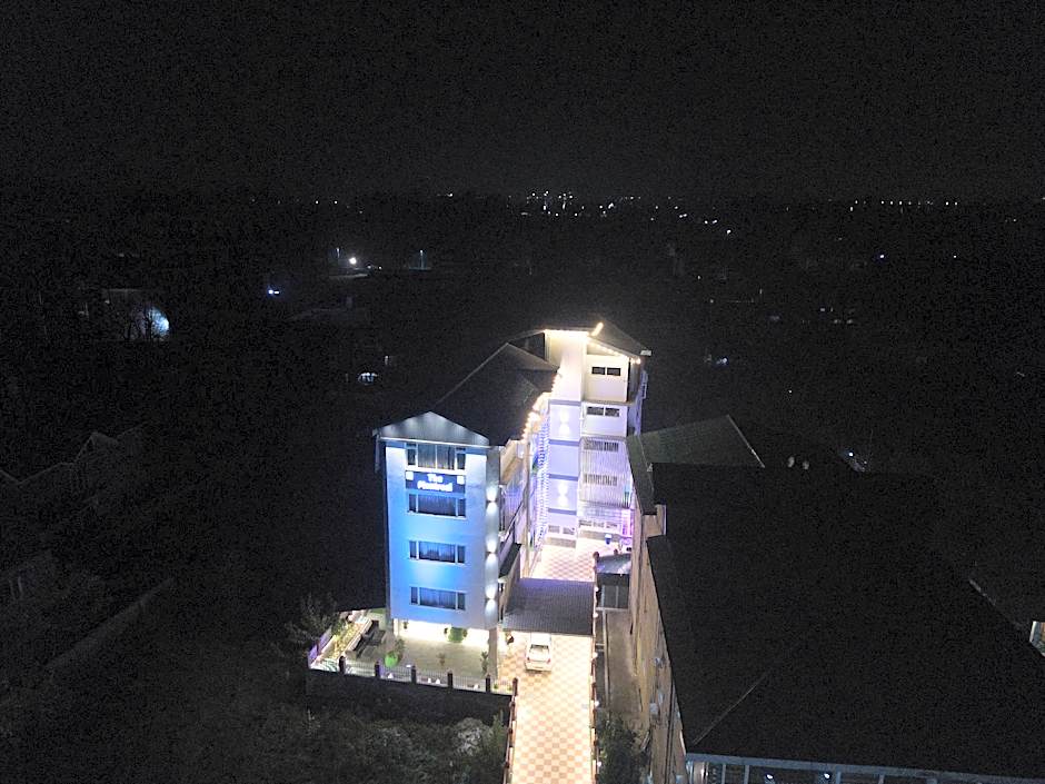 Hotel The Montreal Near by Dal Lake