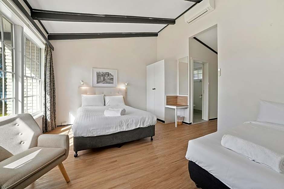 The Fox and Hounds Historic Hotel