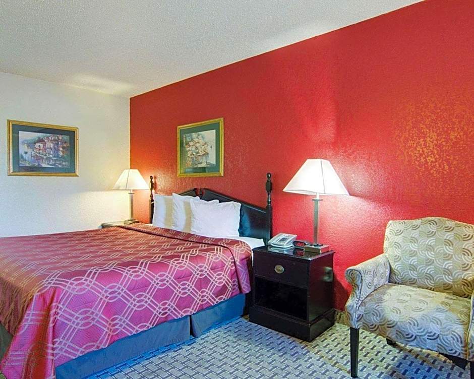Photo 1 of 3 of 1 King Bed, Nonsmoking