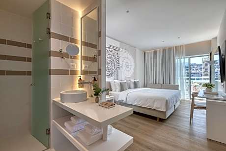 Superior double room with balcony and city views on high floors- 1 Queen bed and single sofa