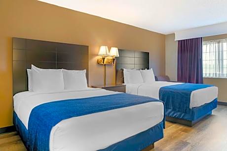 Queen Room with Two Queen Beds and Bath Tub - Disability Access