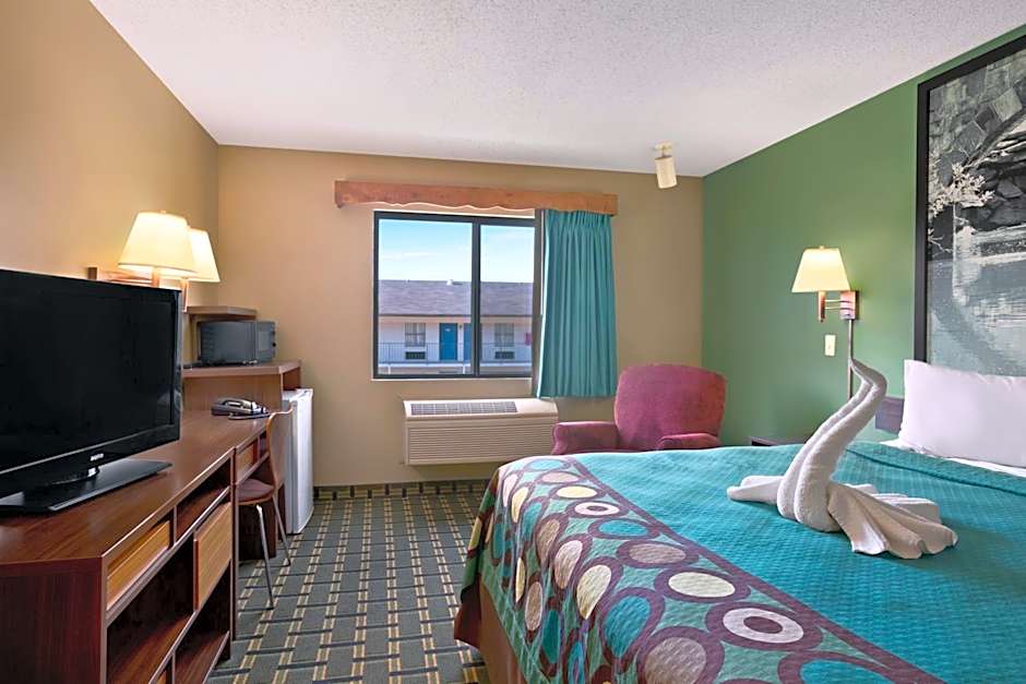 Super 8 by Wyndham Russellville