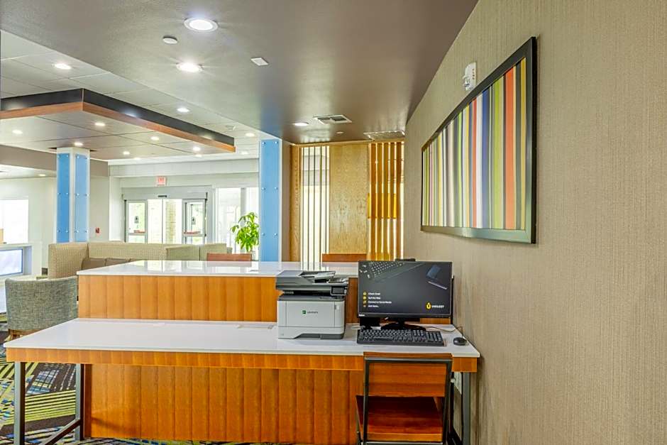 Holiday Inn Express and Suites Lindale By IHG