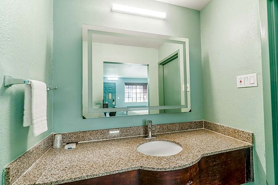 Lone Star Inn & Suites by OYO Harlingen TX