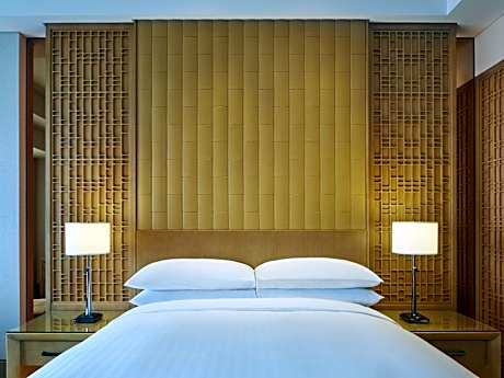 chairman suite, executive lounge access, executive suite, 1 king, ocean view