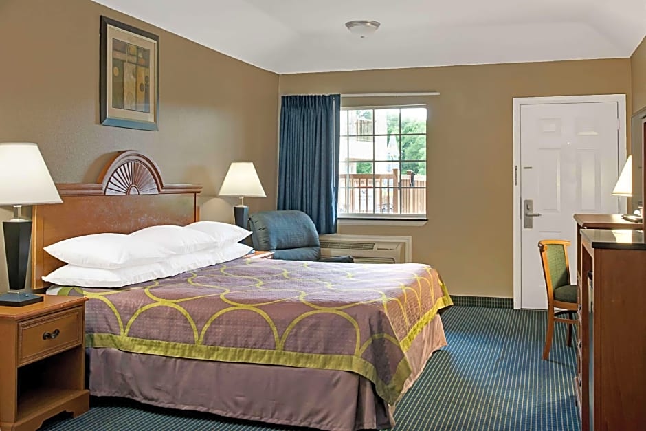 Super 8 by Wyndham Montgomery/ Lake Conroe