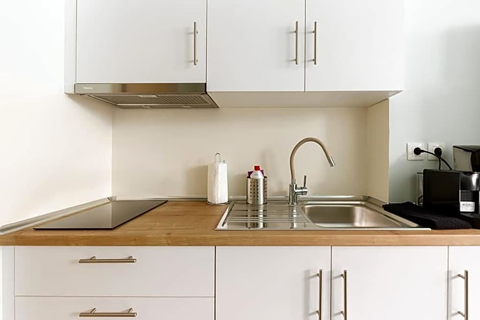 Snug studio apartment with shared garden IV