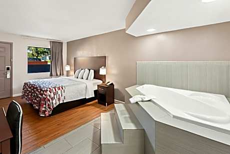 Superior King with Jetted Tub Smoking