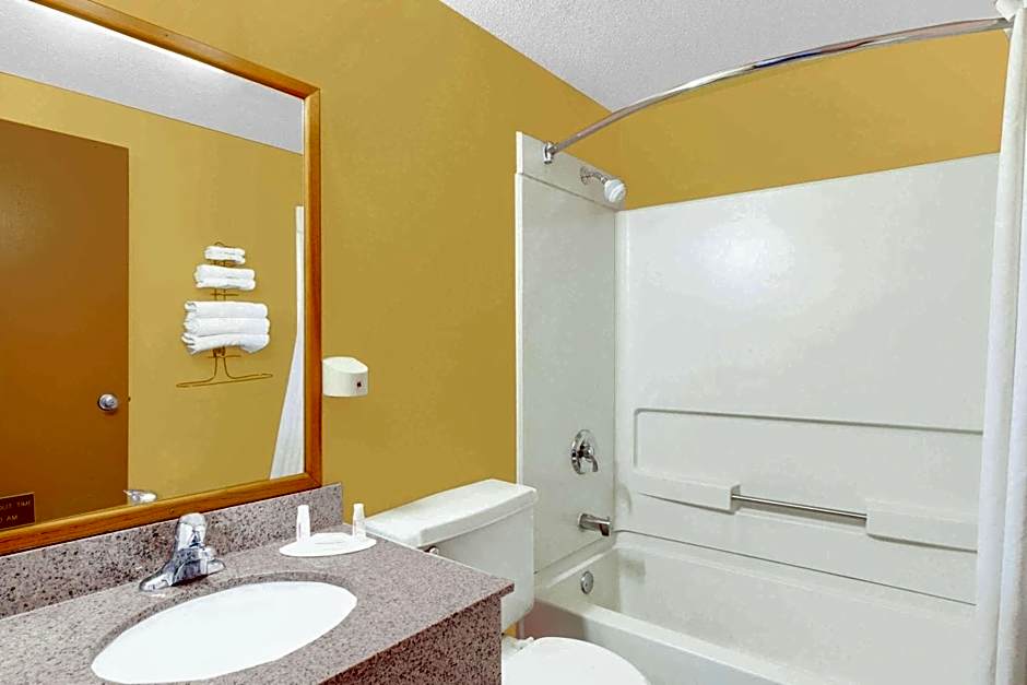 Super 8 by Wyndham Mitchell