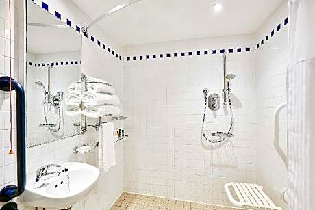 Queen Accessible Room Crisp White Duvet/42 Inch Lg Television Comp Wifi/modified Shower Room/laptop