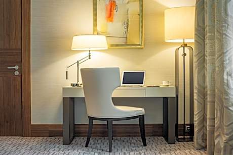 Deluxe Suite with Park View