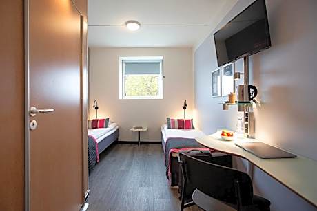 Commodore Room with Twin Beds
