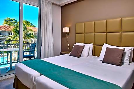 Cozy Double Room with Pool View