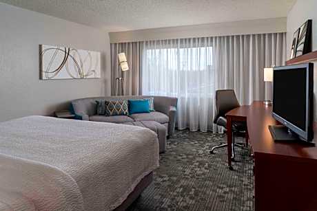 Deluxe King Room with Roll-in Shower - Mobility/Hearing Accessible