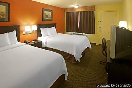 2 Queen Beds-Nonsmoking-Free Wifi-Microwave- Minifridge-Coffeemaker-Hairdryer-32 Inch Flat