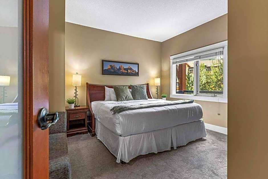 Gorgeous Mountain Condo - Hot Tub & Pool managed by Little Sister Getaways