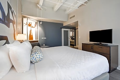 Suite - Hearing Accessible - Non-Smoking