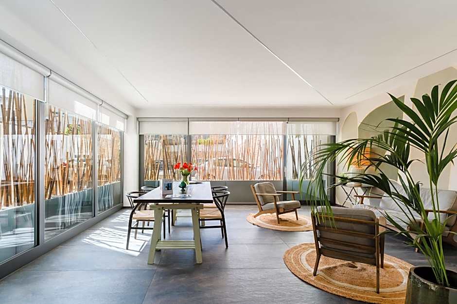 Glass House - Smart Rooms & Parking