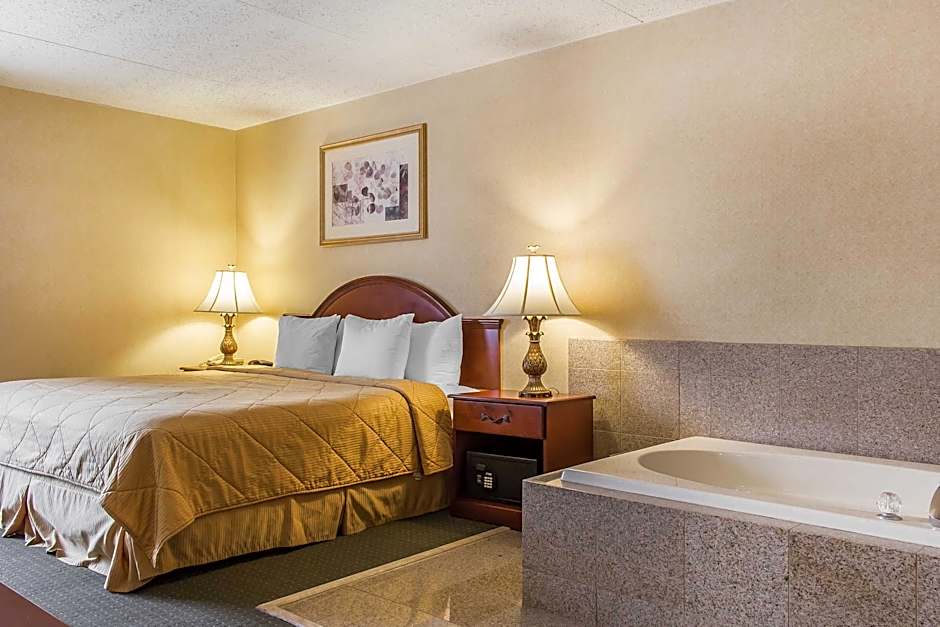 Zdjęcie 1 z 6 — 1 King Bed Suite