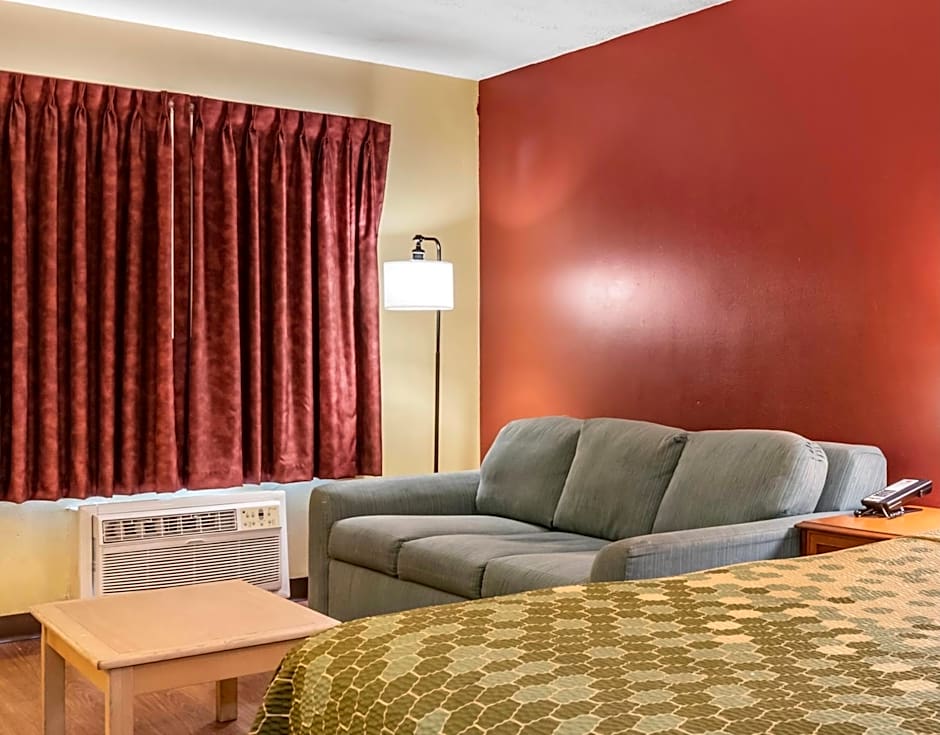 Econo Lodge Inn & Suites Maingate Central