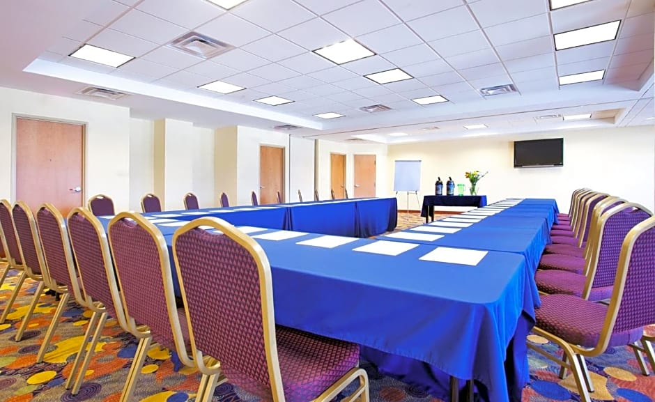 Holiday Inn Express Hotel & Suites Waukegan/Gurnee By IHG