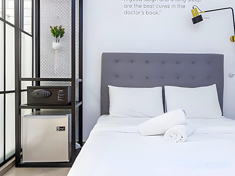 Z Hotel Ara Damansara, LRT, Mall, Airport