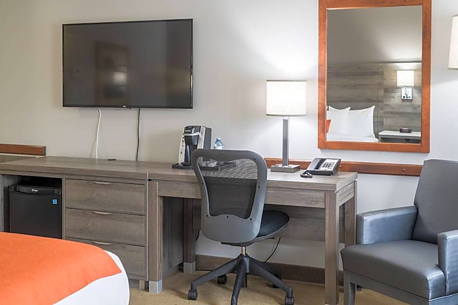 Amsterdam Inn & Suites, an Ascend Collection Hotel