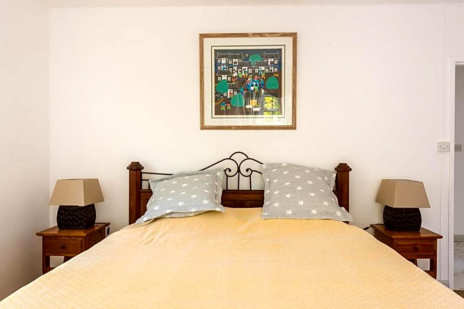 Cosy private bungalow pool 5 mins to beach