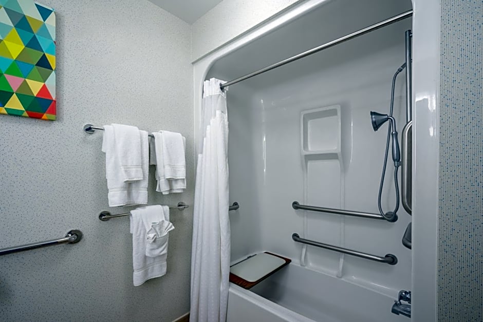 Holiday Inn Express and Suites - Quakertown, an IHG Hotel