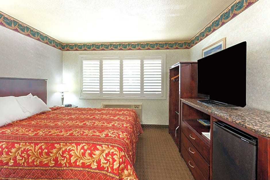 Travelodge by Wyndham Long Beach Convention Center