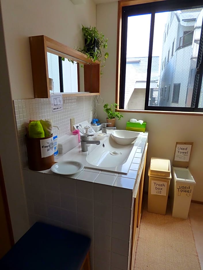 Guesthouse Hyakumanben Cross