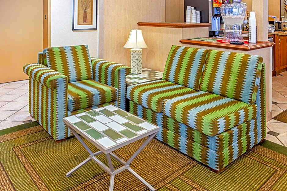 La Quinta Inn & Suites by Wyndham Milwaukee Airport / Oak Creek