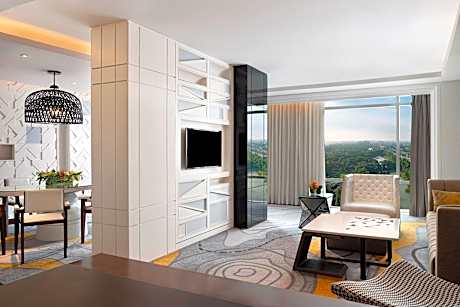 Club lounge access, 1 Bedroom Suite, 1 King