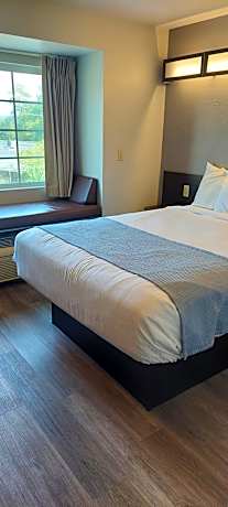 Queen Room - Non-Smoking