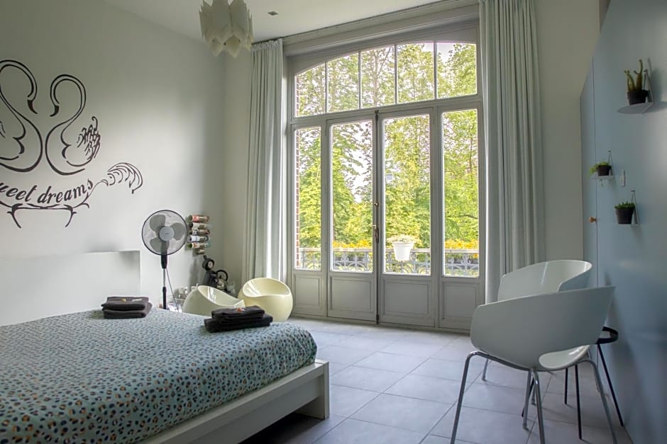 PLANT BASED b&b central Bruges