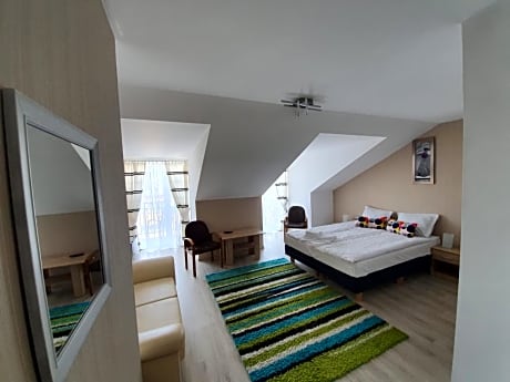 Deluxe, Balcony