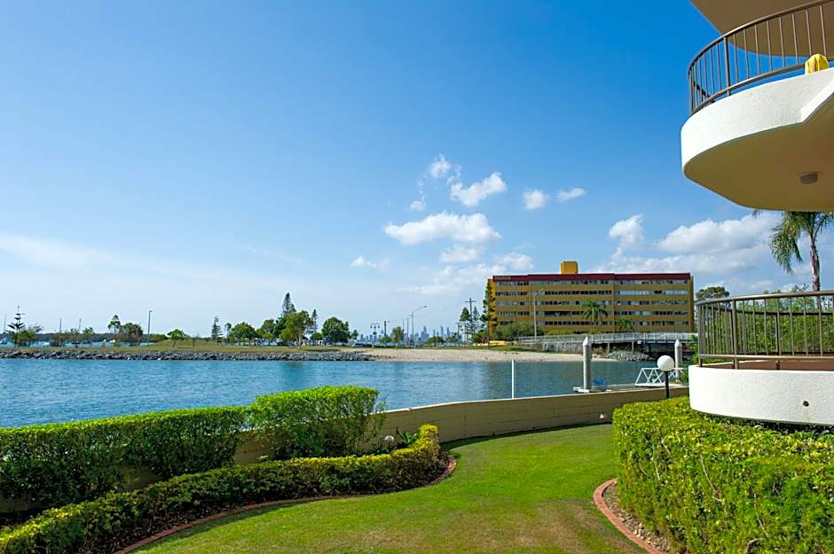 Broadwater Shores Waterfront Apartments