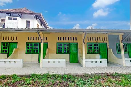 OYO Life 93256 Kos Meninting