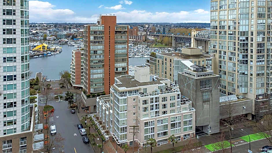 1BD+Den condo, with free parking in Downtown!